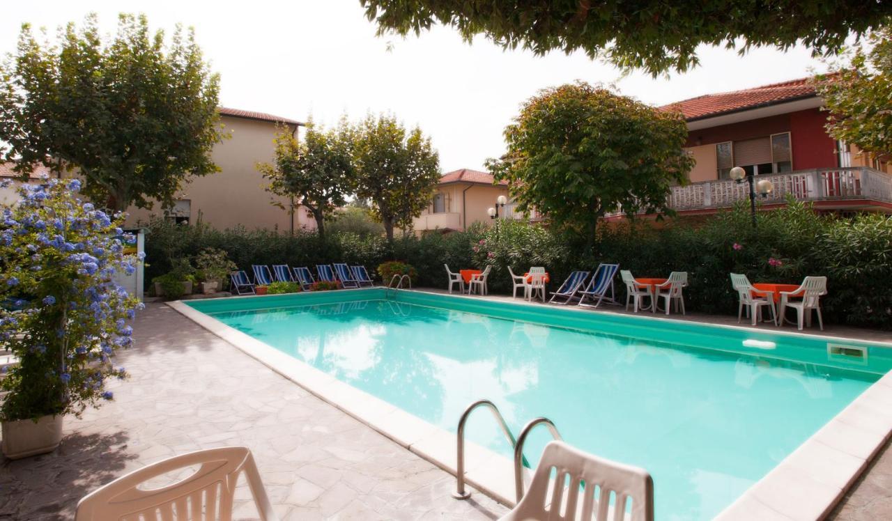 Hotel Garden B&B Marotta Exterior photo
